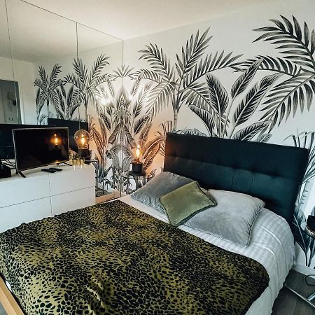 Beautiful Modern Fully Furnished Studio Левалоа-Пере Екстериор снимка